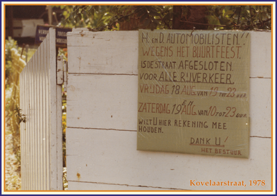 862135 Afbeelding van een bord met een mededeling van het bestuur van de straatvereniging Kovelaarstraat te Utrecht, ...